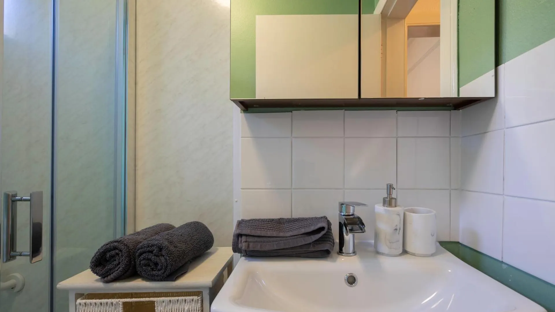 The Eden Apartment, Edinburgh City Center 0*,